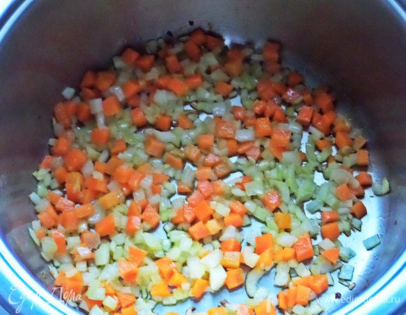 Обжарить на растительном масле в кастрюле с толстым дном, в которой будет вариться суп.
