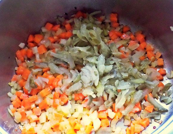 Огурцы натереть на терке. Огурцов можно брать больше, как советует автор, но мы не очень любим, когда они преобладают. Тушить все вместе несколько минут.