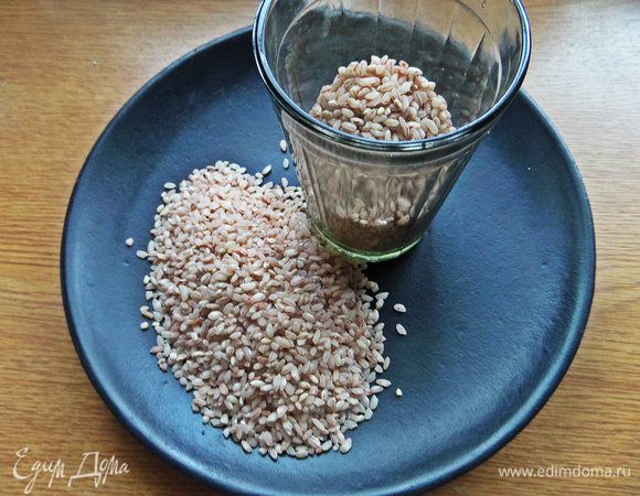 Берем не шлифованный рис.