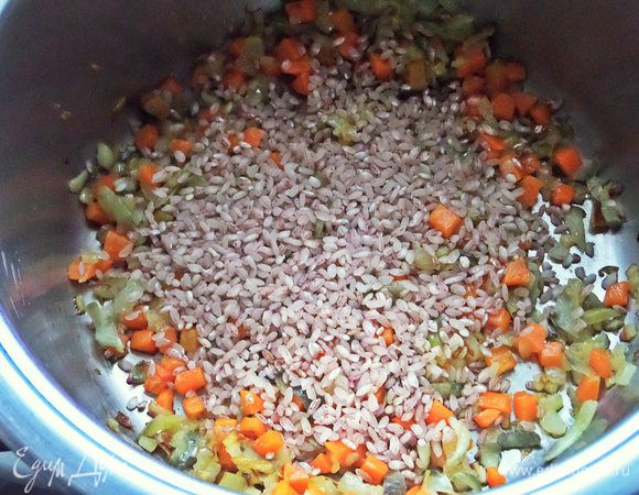 Всыпать рис в кастрюлю в сухом виде.