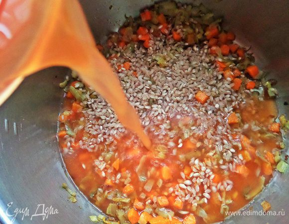 Развести в 0,5 л воды томатную пасту и влить.