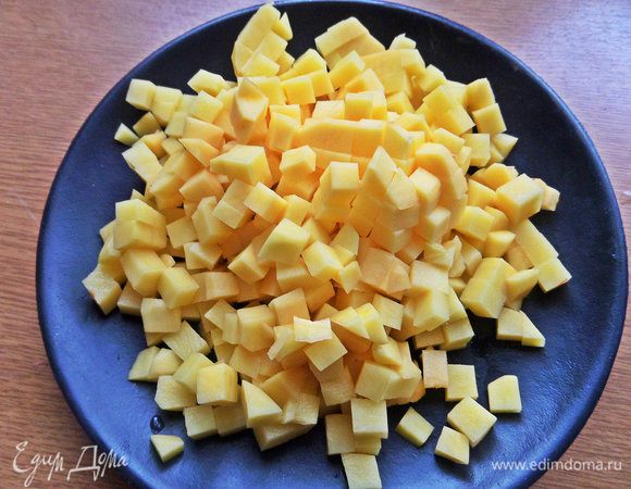 Картофель нарезать кубиками.