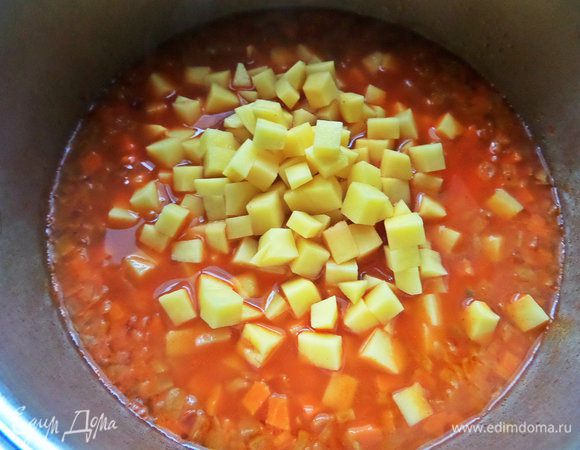 Высыпать в кастрюлю.