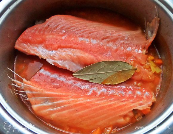 Положить в кастрюлю с лавровым листом.