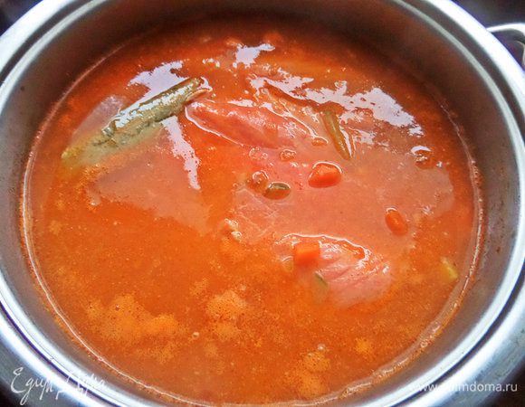 Варить до готовности овощей и рыбы.