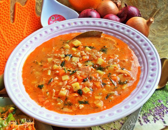 Посыпать в тарелку укропом или другой зеленью.