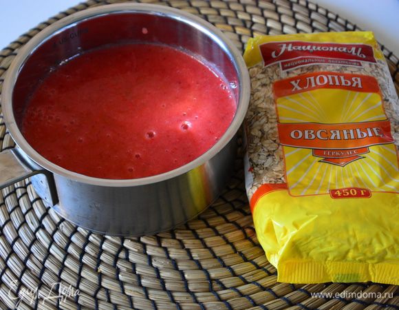 Клубнику разморозить и измельчить в блендере. Можно взять свежую клубнику.