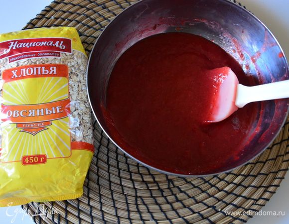 Крахмал смешать с 1 ст. л. воды и перемешать. К клубнике добавить сахар, крахмал и довести до кипения. Варить на медленном огне помешивая 3-5 минут. Остудить.