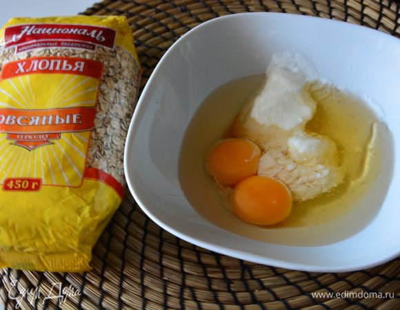 Смешать все жидкие ингредиенты: желтки, мед, масло растительное, воду, йогурт, ванильный экстракт.