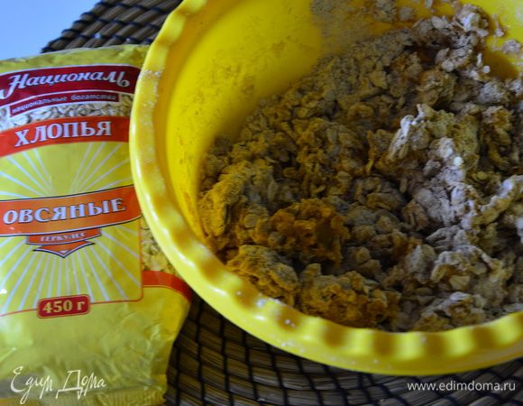 Ввести жидкую часть к сухой и перемешать.