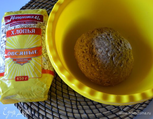 Добавить размягченное сливочное масло и месить 3-5 минут. Если тесто суховато, можно добавить немного воды. Накрыть пленкой и дать отдохнуть 10-15 минут.