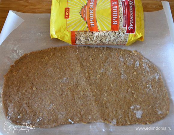 Разделить тесто на 5 частей. 1 часть раскатать в длинный пласт на присыпленном мукой пергаменте или бумаге для выпечке.