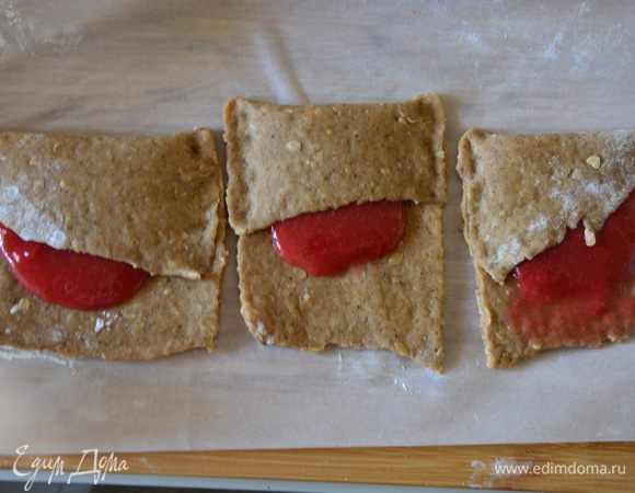 Завернуть, сгибая один край к середине, как на картинке. Защипнуть края.