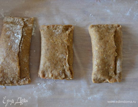 Завернуть второй край поверх другого и снова защипнуть края.