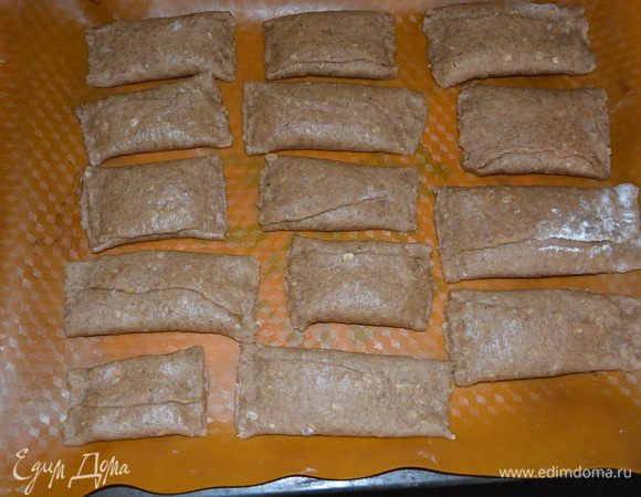 Выложить на противень, застеленный пергаментом или ковриком для выпечки.