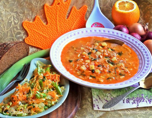 Также у нас был салатик. Кому интересно: сырая тертая морковь, салат Айсберг нашинковать. Полить оливковым маслом, посолить, посыпать укропом.