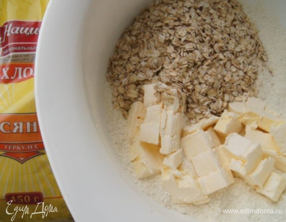 Добавить нарезанный кубиками маргарин и овсяные хлопья ТМ «Националь».