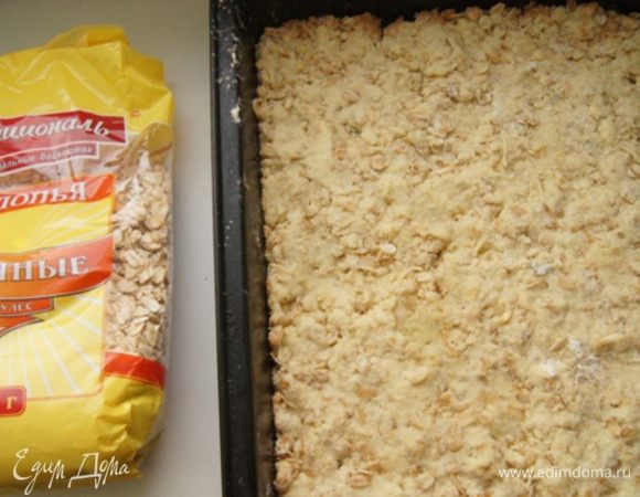 Выпекать корж в разогретой до 180°С духовке 10-12 минут. Немного остудить.