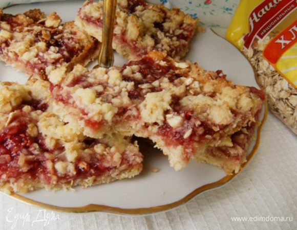 Готовый корж остудить и нарезать на квадратики. Когда печенья совершенно остынут, они становятся очень хрустящими! Приятного чаепития!