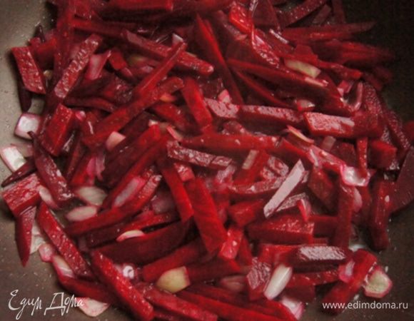 Лук нарезать кубиками, обжарить на растительном масле. Через минуту добавить свеклу, нарезанную брусочками (можно и просто натереть на терке). Обжарить все вместе около 10 минут, потом добавить воды и тушить 10 минут в воде, в конце влить яблочный уксус.