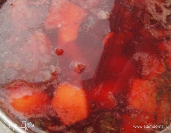 Добавить свеклу и варить до готовности овощей. Поперчить по вкусу, добавить отваренный нут ТМ «Националь». Добавить обжаренные грибы и дать супу настояться минут 20.