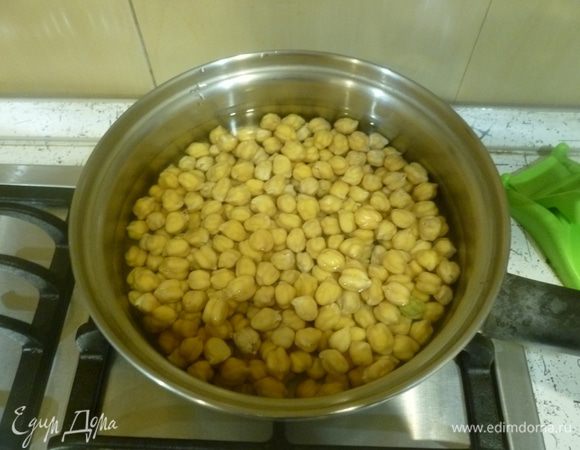 Нут ТМ «Националь» предварительно замочить на ночь. Промыть. Выложить в кастрюлю, залить водой и варить 1,5 часа.