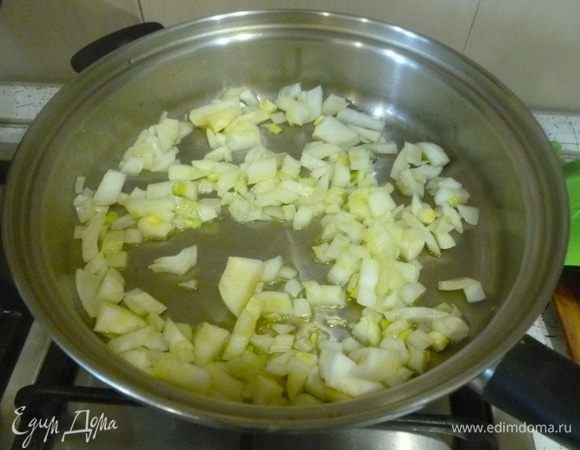 Лук мелко нарезать, тыкву нарезать кубиками. В большом сотейнике разогреть масло, обжарить лук.