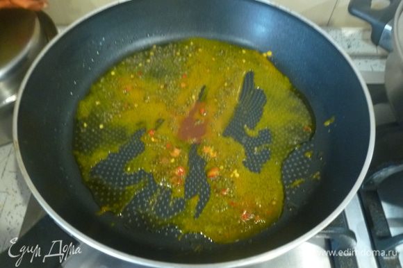 В сковороде разогреть масло, обжарить мелко нарезанный свежий чили, горчицу и куркуму.