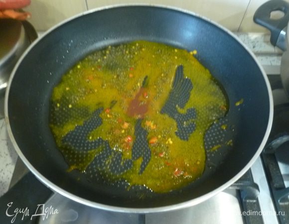 В сковороде разогреть масло, обжарить мелко нарезанный свежий чили, горчицу и куркуму.