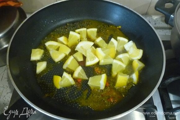 Раскрошить сушеный чили и высыпать нарезанный кубиками лимон, приправить щепоткой соли. Жарить, быстро перемешивая, полминуты, снять с огня.