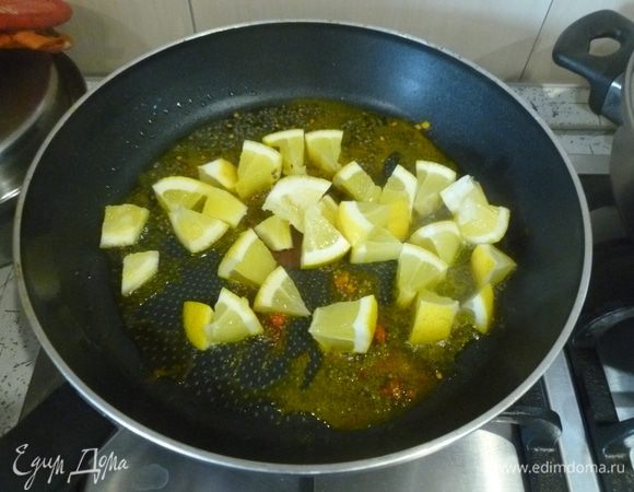 Раскрошить сушеный чили и высыпать нарезанный кубиками лимон, приправить щепоткой соли. Жарить, быстро перемешивая, полминуты, снять с огня.