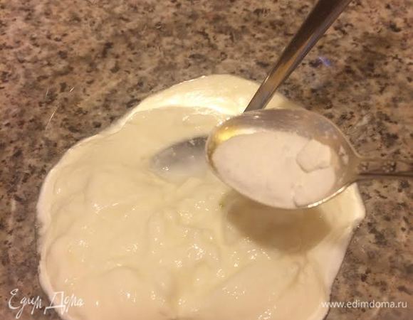 Мацони смешать с содой и дать постоять 5 минут. Сливочное масло растопить.