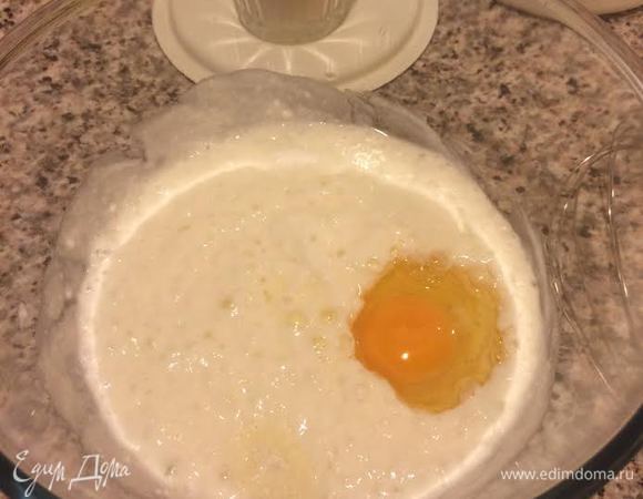 В мацони добавить яйцо, взбить венчиком.