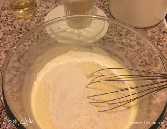 Затем добавить сахар, соль, растопленное сливочное масло и еще раз перемешать. Начать постепенно добавлять муку.