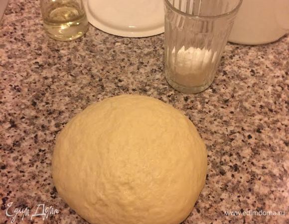 Замесить нежное, нелипнущее к рукам тесто. Тесто месить минут 10, во время замеса теста руки смазывайте растительным маслом. Тесто завернуть в пленку и отправить в холодильник на 30 минут (можно и на ночь, просто перед выпечкой за 1 час достаньте и дайте полежать при комнатной температуре).