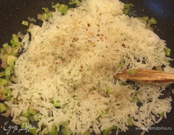 Начинка: рис отварить до готовности. Лук, чеснок потушить на растительном масле. Добавить болгарский, сельдерей и тушить еще минут 5. Добавить рис, соль, перец, перец чили, перемешать и переложить в миску.