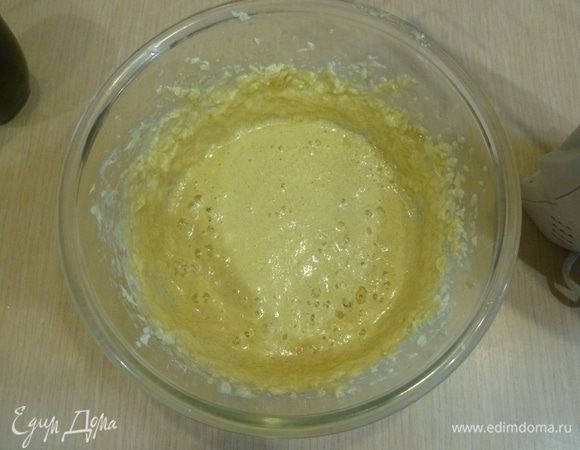 Форму для пирога (диаметр 20 см) смазать маслом. Духовку разогреть до 180°C. Взбить размягченное масло с сахаром. Ввести яйца, мед, виски.