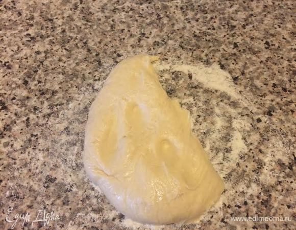 Духовку нагреть до 180°С. Тесто разделить на 2 части.