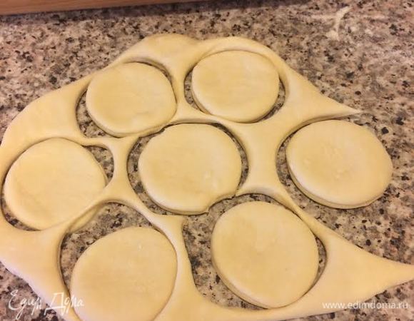 Раскатать, вырезать кружки.