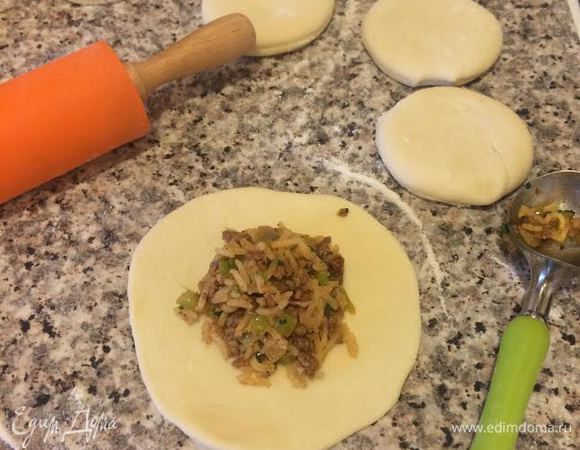 Каждый кружок еще немного раскатать, выложить начинку и слепить пирожок.