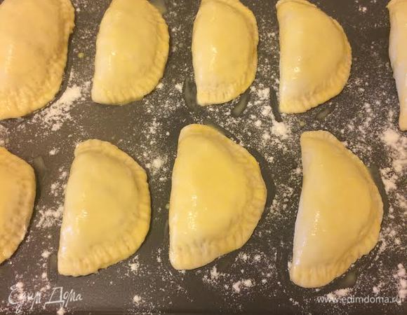 Смешать желток с молоком и смазать пирожки.