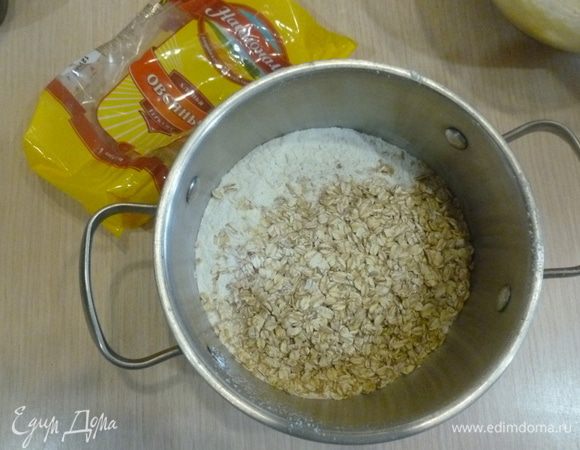 Просеять муку с разрыхлителем, смешать с овсяными хлопьями. Соединить с яичной смесью.