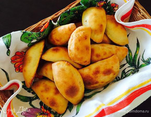 Готовые пирожки слегка остудить на решетке.