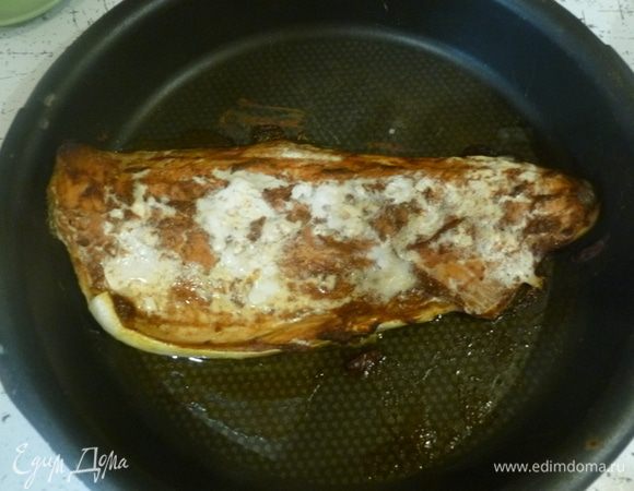 Рыбу натереть аджикой и поставить в разогретуд духовку до 200°С на 20 минут. Остудить и разобрать руками на небольшие кусочки.