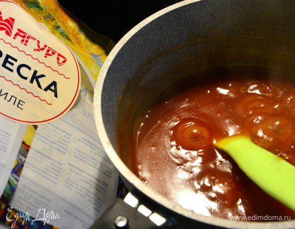 Довести до кипения, добавить сахар и кукурузный крахмал, разведенный в половине стакана холодной воды. Довести до кипения и варить 1-2 минуты до загустения. Снять с плиты. Соус готов!
