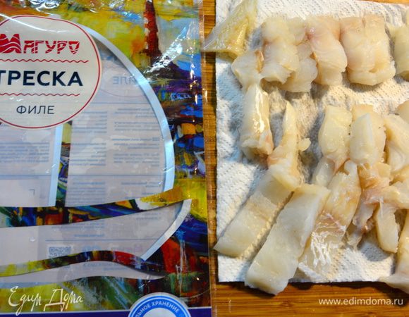 Филе трески помыть и просушить бумажным полотенцем. Нарезать на куски.