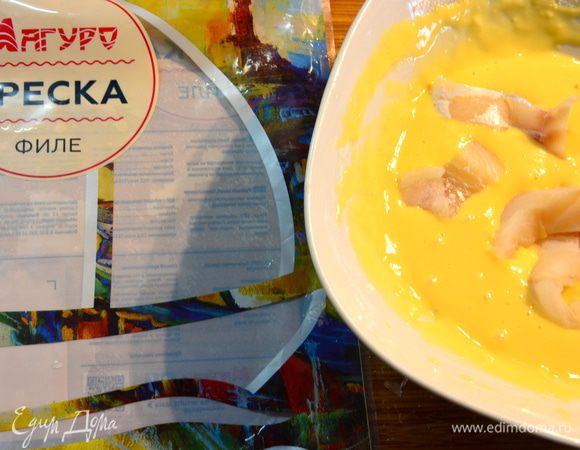 Обмакнуть рыбные кусочки в кляр.