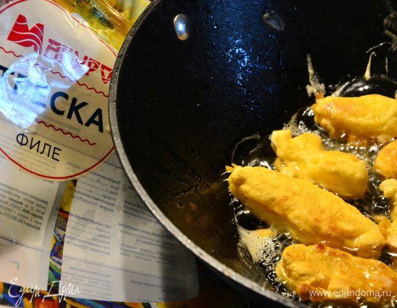 Обжарить рыбу в кляре на растительном масле с двух сторон.