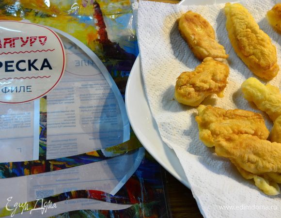 Выложить жареную рыбу на бумажную салфетку, чтобы стекло лишнее масло.