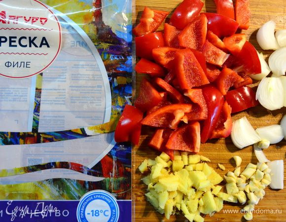 Приготовить овощи: крупно нарезать болгарский перец, белый лук нарезать вдоль, мелко нарезать корень имбиря и чеснок.